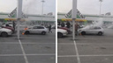 На парковке «Леруа Мерлен» вспыхнул автомобиль — очевидцы сняли видео