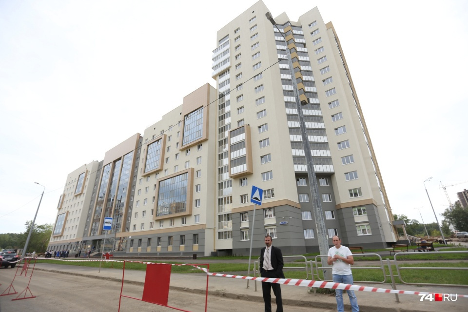 Новое здание находится рядом с микрорайоном «Ньютон», на 250-летия Челябинска, 50а, и состоит из двух секций: одна из них — 11 этажей, вторая — 18