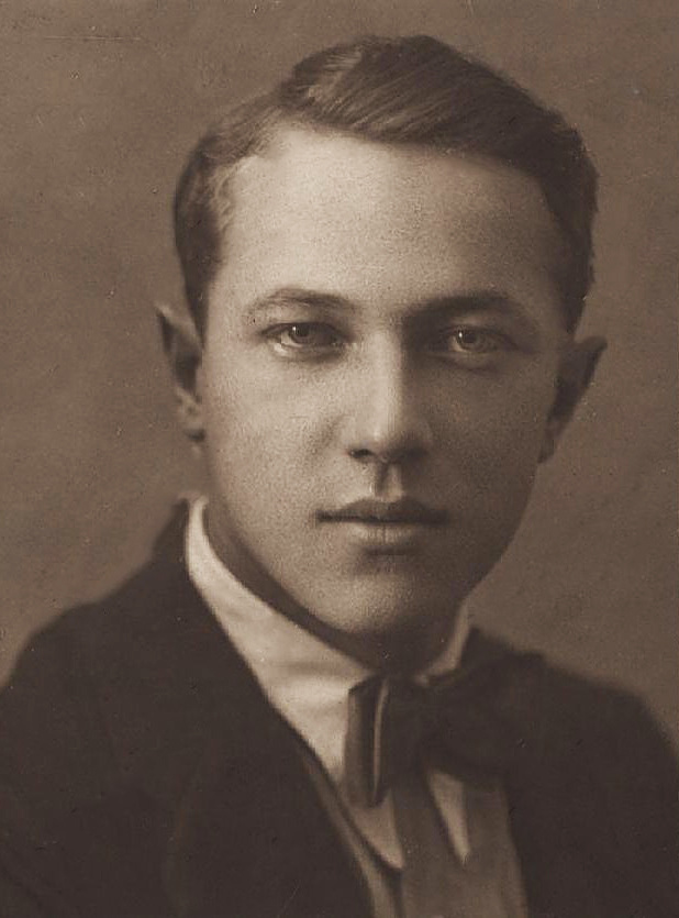 1924 год, НЭП, россияне, наконец, наладили свою жизнь, процветает мелкий бизнес. Казалось, что все вернулось в мирное русло и ужасы революции позади. На снимке сын владельца тобольского фотоателье Георгий Цветков. Посмотрите, какой взгляд — это взгляд взрослого человека, который уже многое в жизни видел. Что его ждет в 30-х и 40-х? Увы, вряд ли что-то хорошее 1924 год, НЭП, россияне, наконец, наладили свою жизнь, процветает мелкий бизнес. Казалось, что все вернулось в мирное русло и ужасы революции позади. На снимке сын владельца тобольского фотоателье Георгий Цветков. Посмотрите, какой взгляд — это взгляд взрослого человека, который уже многое в жизни видел. Что его ждет в 30-х и 40-х? Увы, вряд ли что-то хорошее