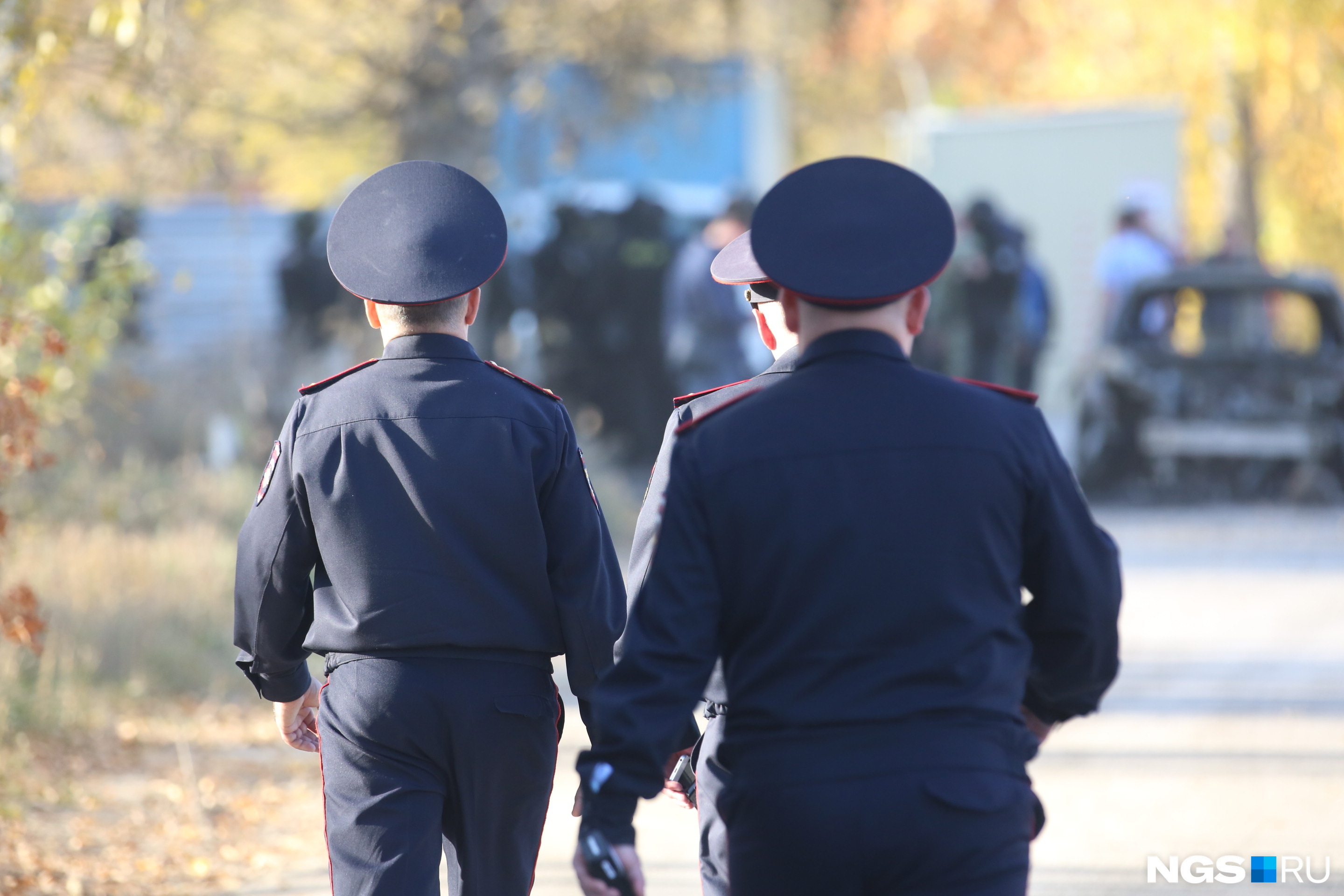 Мужчина с ребенком на руках вылез в окно