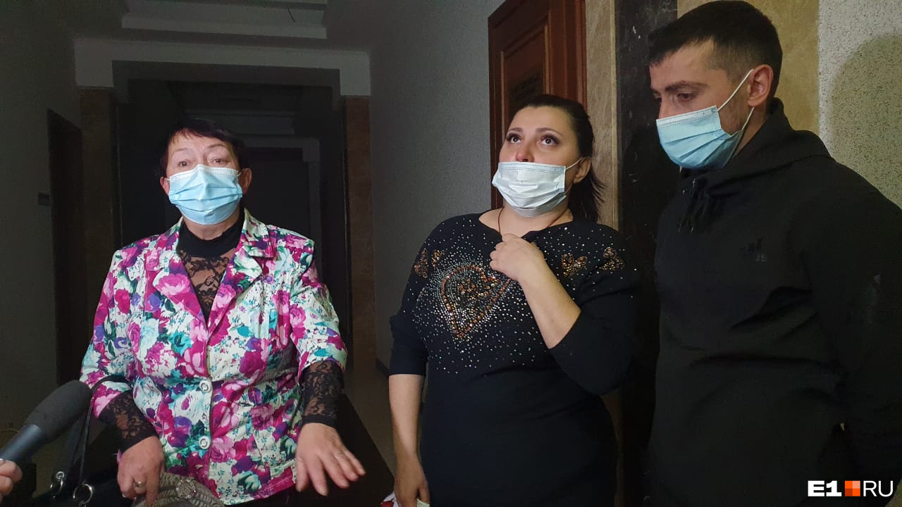 Бабушка, мама и папа Егора приехали на приговор Бабушка, мама и папа Егора приехали на приговор
