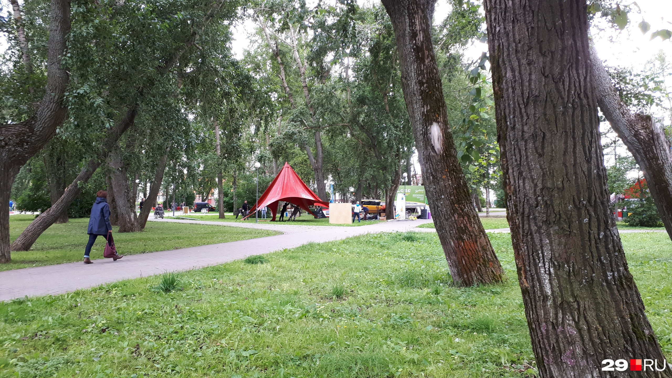 Петровский парк готовят к празднику Петровский парк готовят к празднику