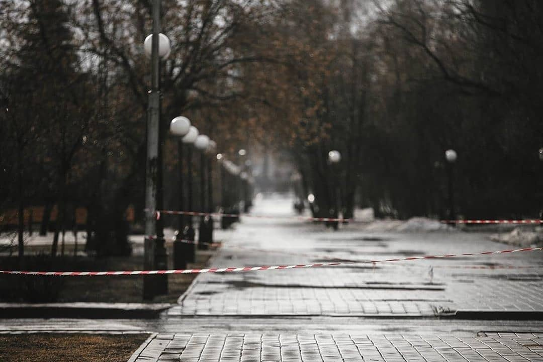 Здесь вдали города было пасмурно и сыро. Улицы города Курск пасмурные фото. Город Ишимбай где делать фото на пасмурно.