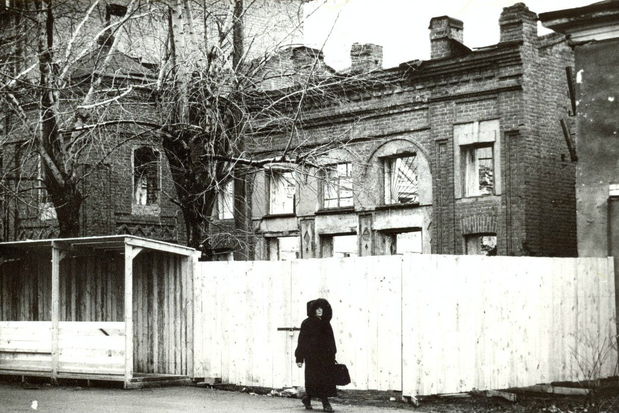 В начале 90-х здание синагоги было практически разрушено