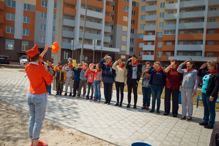 А во дворе регулярно проходят семейные праздники А во дворе регулярно проходят семейные праздники