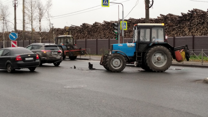 В Архангельске на Ленинградском проспекте образовалась пробка из-за ДТП с трактором