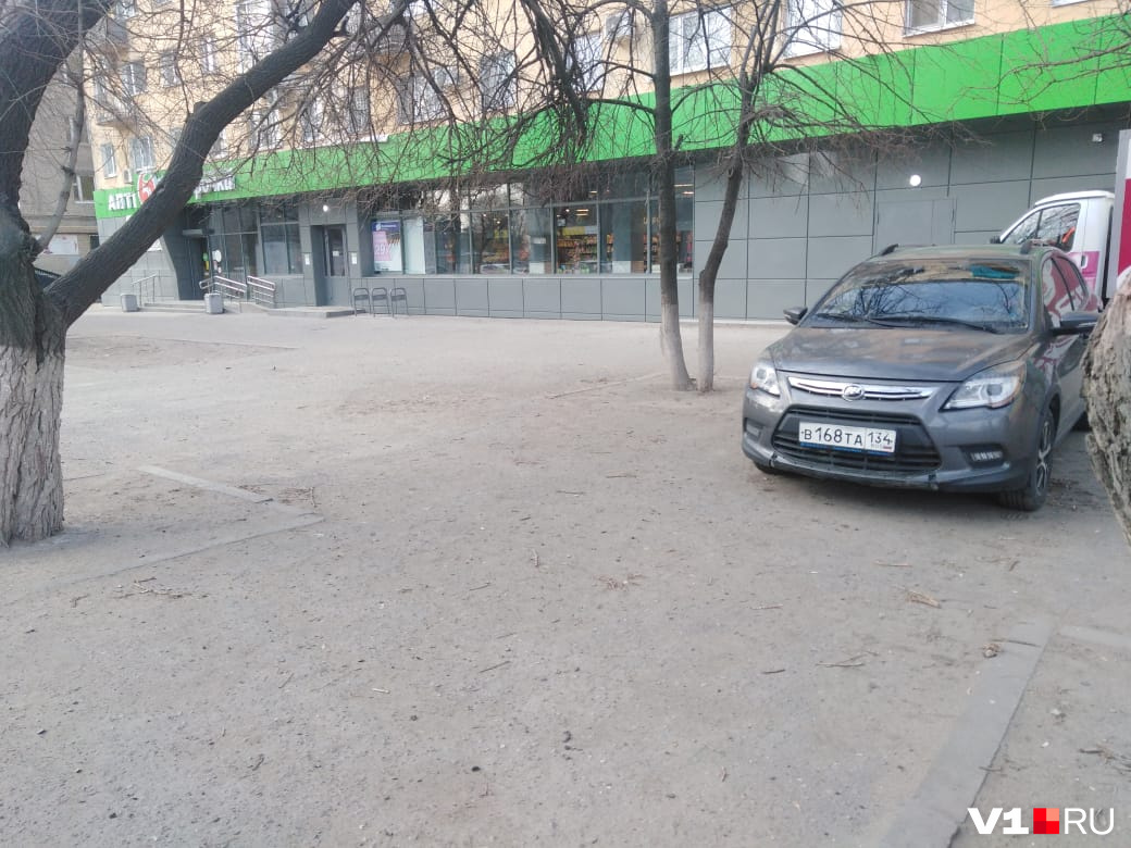А рядом — парковка. Пустая... А рядом — парковка. Пустая...