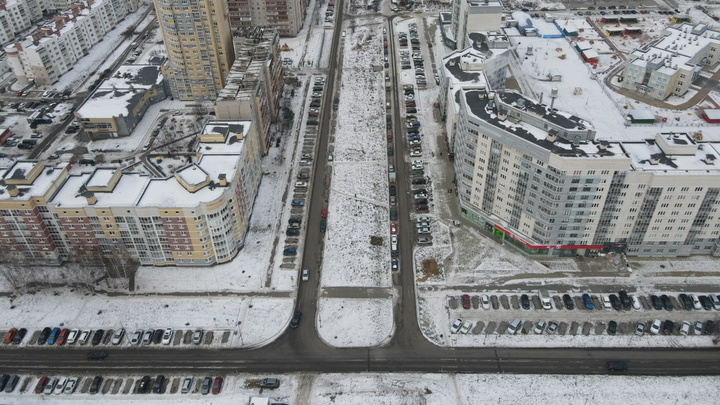 Улицу в Краснолесье сделали односторонней, но водители продолжают ездить по-старому: видео сверху