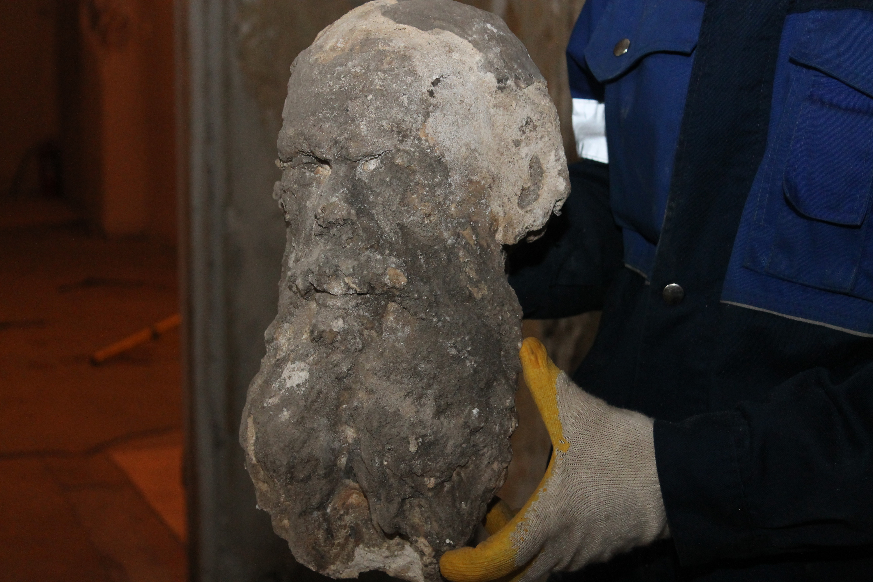 Одна из находок в подвале под залежами мусора — гипсовый бюст, предположительно купца Федула Громова, отца бывшего владельца дачи
