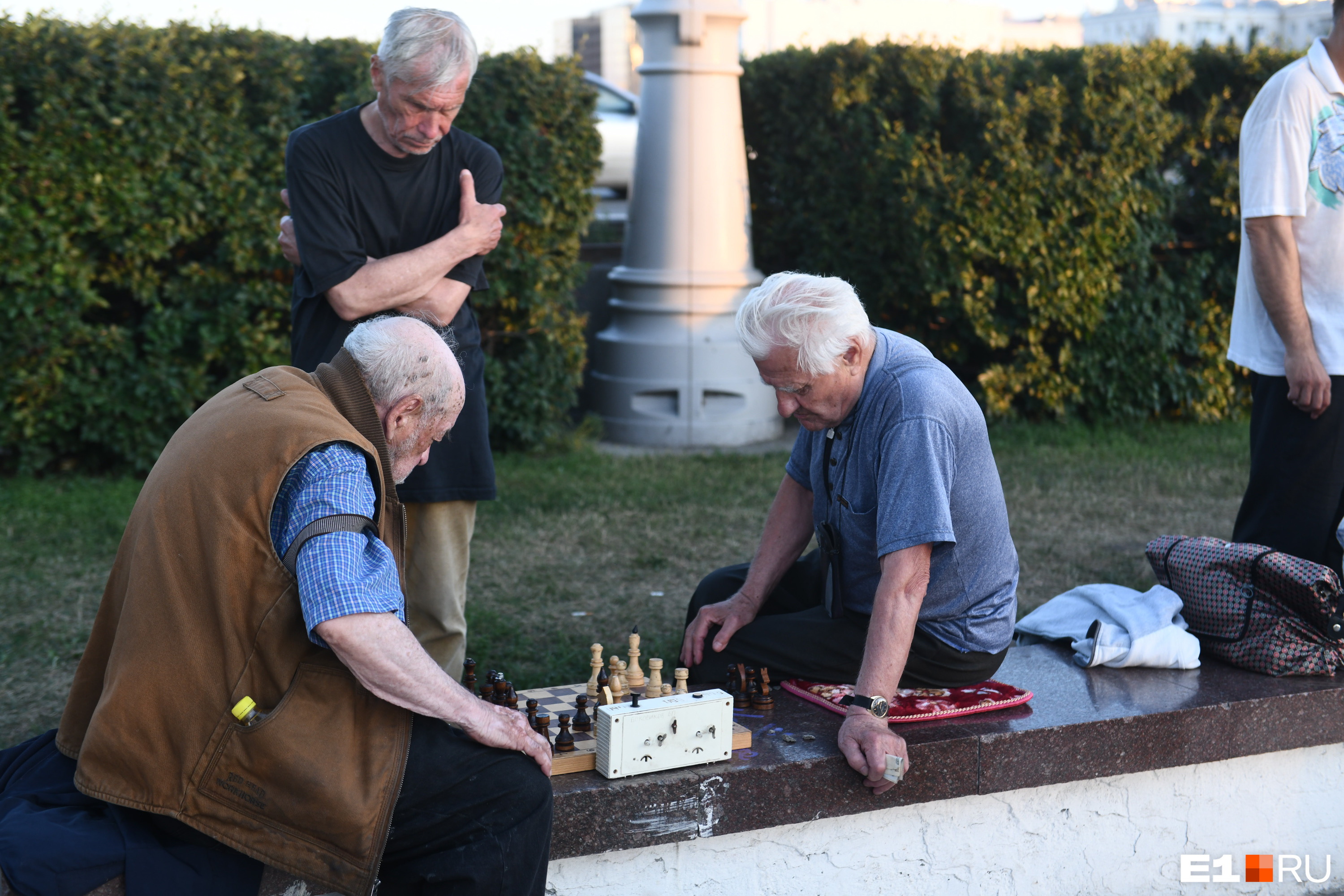 Кое-что на Плотинке вечно — старички, играющие в шахматы