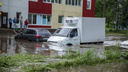 «Вода тёплая, нормальная!» В Ярославле дороги затопило вместе с машинами. Фото и видео