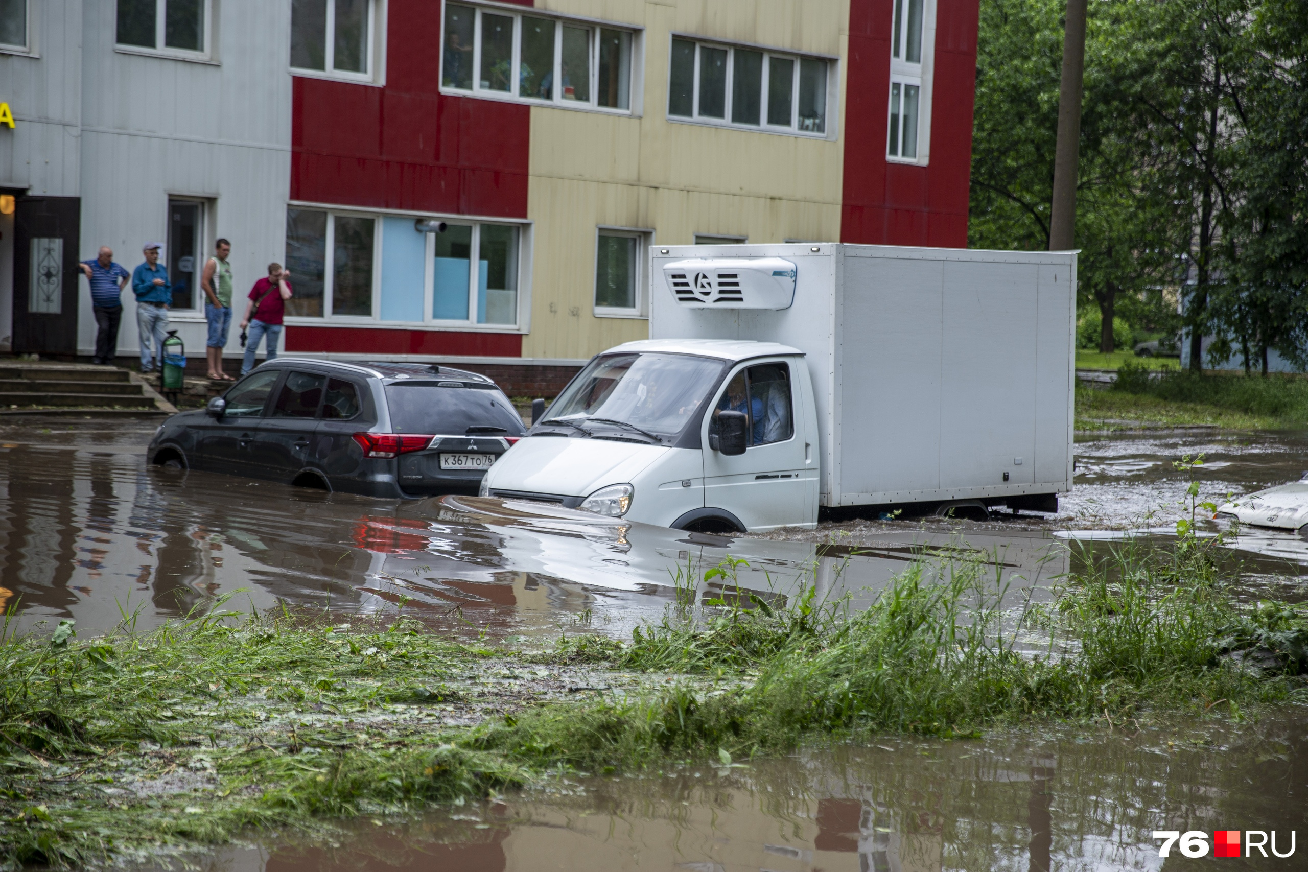 Только у крупногабаритных автомобилей есть возможность проехать по затопленным улицам Только у крупногабаритных автомобилей есть возможность проехать по затопленным улицам