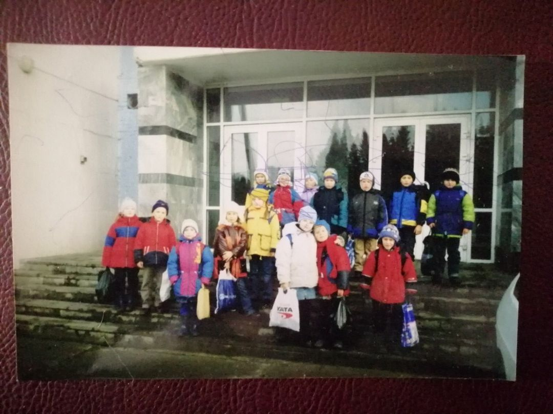 Класс Ивана Кузьминых на фоне бассейна «Дельфин». Это 2002 год. Первоклассник Иван — в верхнему ряду, крайний справа Класс Ивана Кузьминых на фоне бассейна «Дельфин». Это 2002 год. Первоклассник Иван — в верхнему ряду, крайний справа