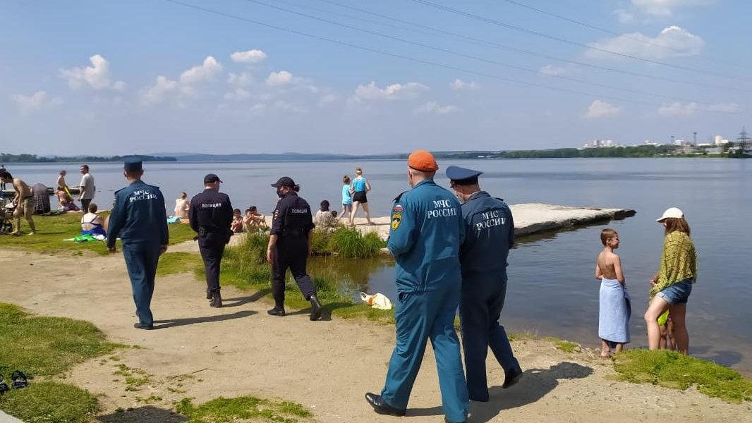 «Мы их не боимся»: спасатели показательно разогнали купающихся в Верх-Исетском пруду