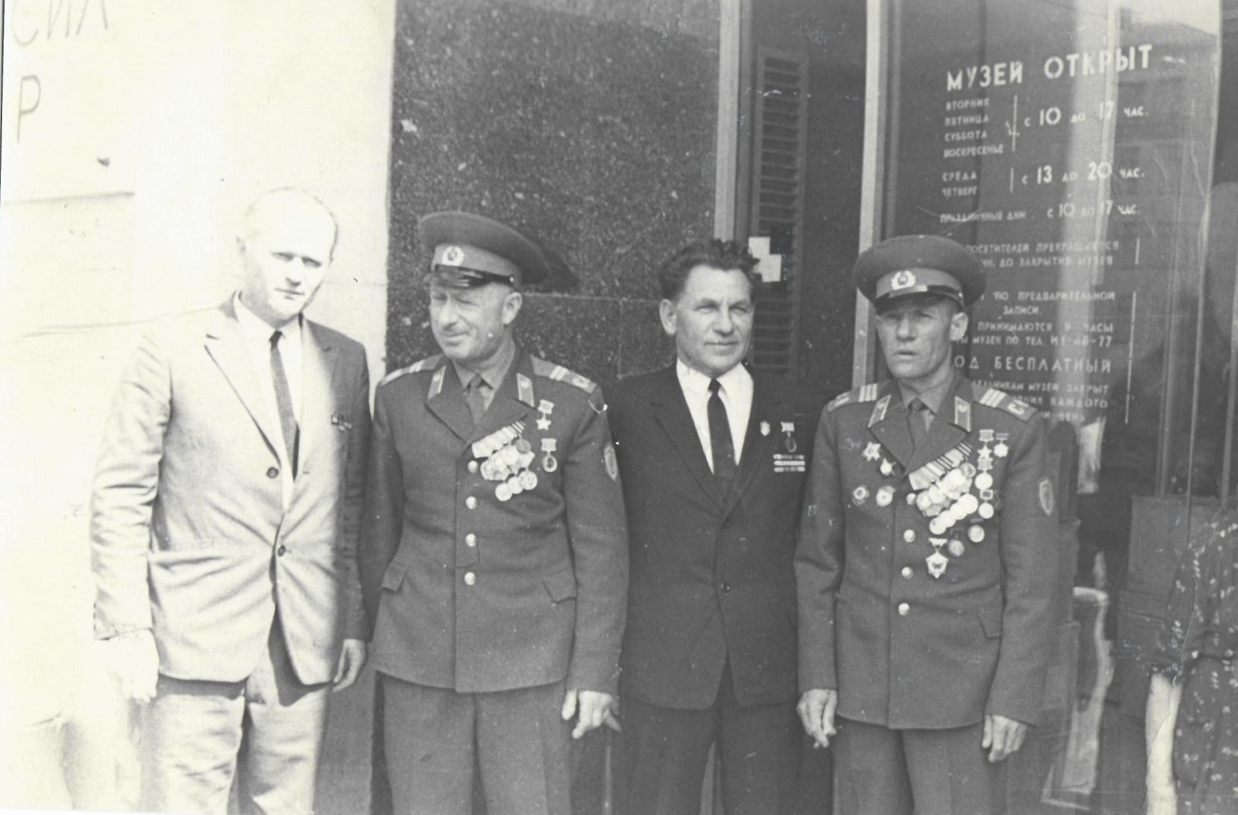 Слева направо: Василий Рыжков, Мелитон Кантария, неизвестный мужчина, Михаил Егоров