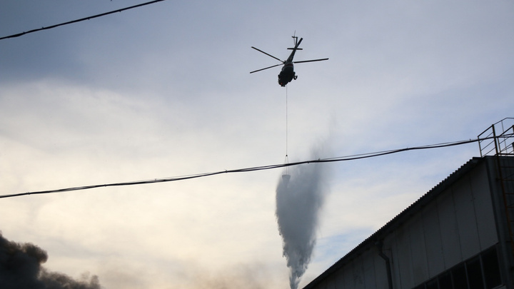 Вертолет МЧС сбросил 45 тонн воды на очаг гигантского пожара на складах в Самаре
