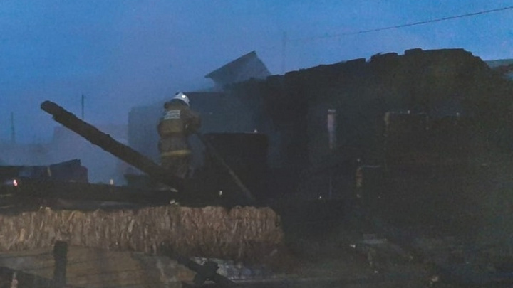 В Котласском районе полностью сгорел нежилой дом, который планировали заселить