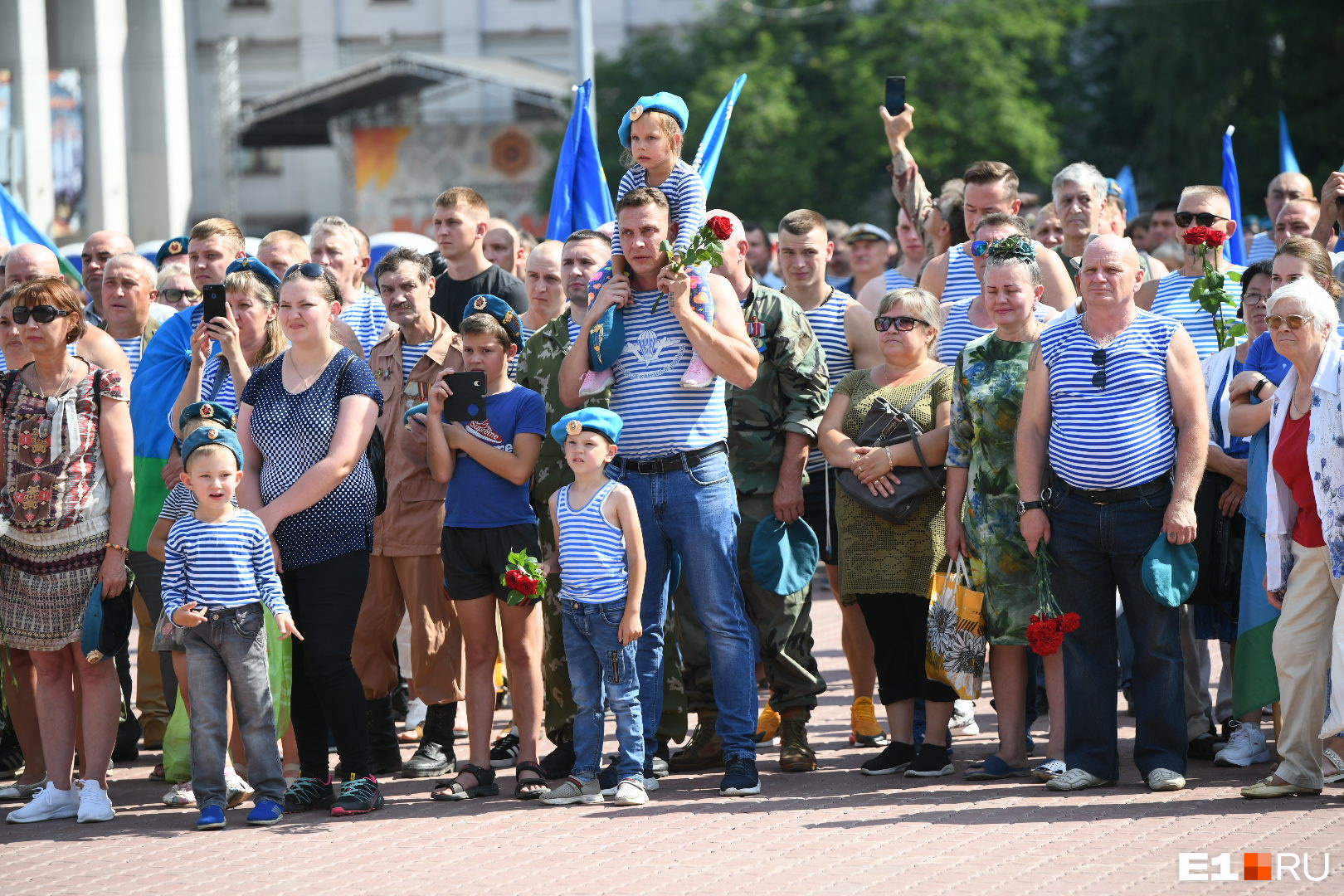 День свердловский. Мероприятие на день ВДВ 2 августа 2021 г в Ухте. День ВДВ концерт в Невеле фото. Фото сим ВДВ. День ВДВ концерт ДК В Невеле фото.