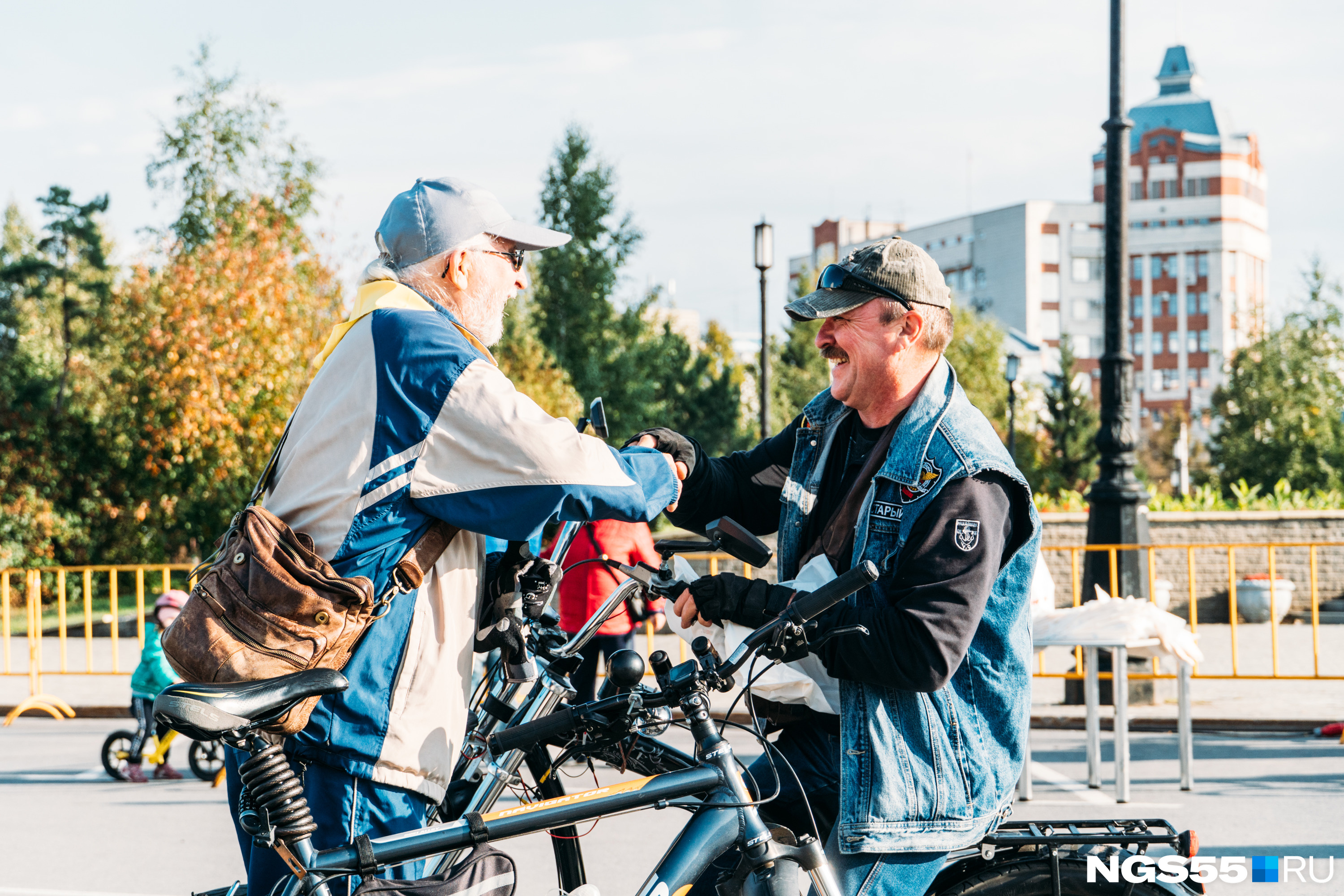 Соборная площадь на время «ВелоОмска» стала Меккой для всех городских велосипедистов. Множество людей на велосипедах выстраивались в огромную колонну, чтобы проехать 12 километров по самым красивым местам в центре города Соборная площадь на время «ВелоОмска» стала Меккой для всех городских велосипедистов. Множество людей на велосипедах выстраивались в огромную колонну, чтобы проехать 12 километров по самым красивым местам в центре города