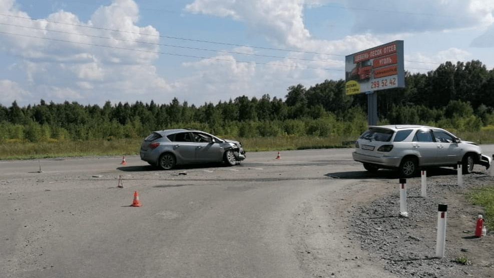 В Советском районе столкнулись Opel и Toyota — в ДТП пострадала 12-летняя девочка
