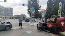 На Красном проспекте столкнулись Hyundai и Subaru — один из автомобилей перевернулся на крышу