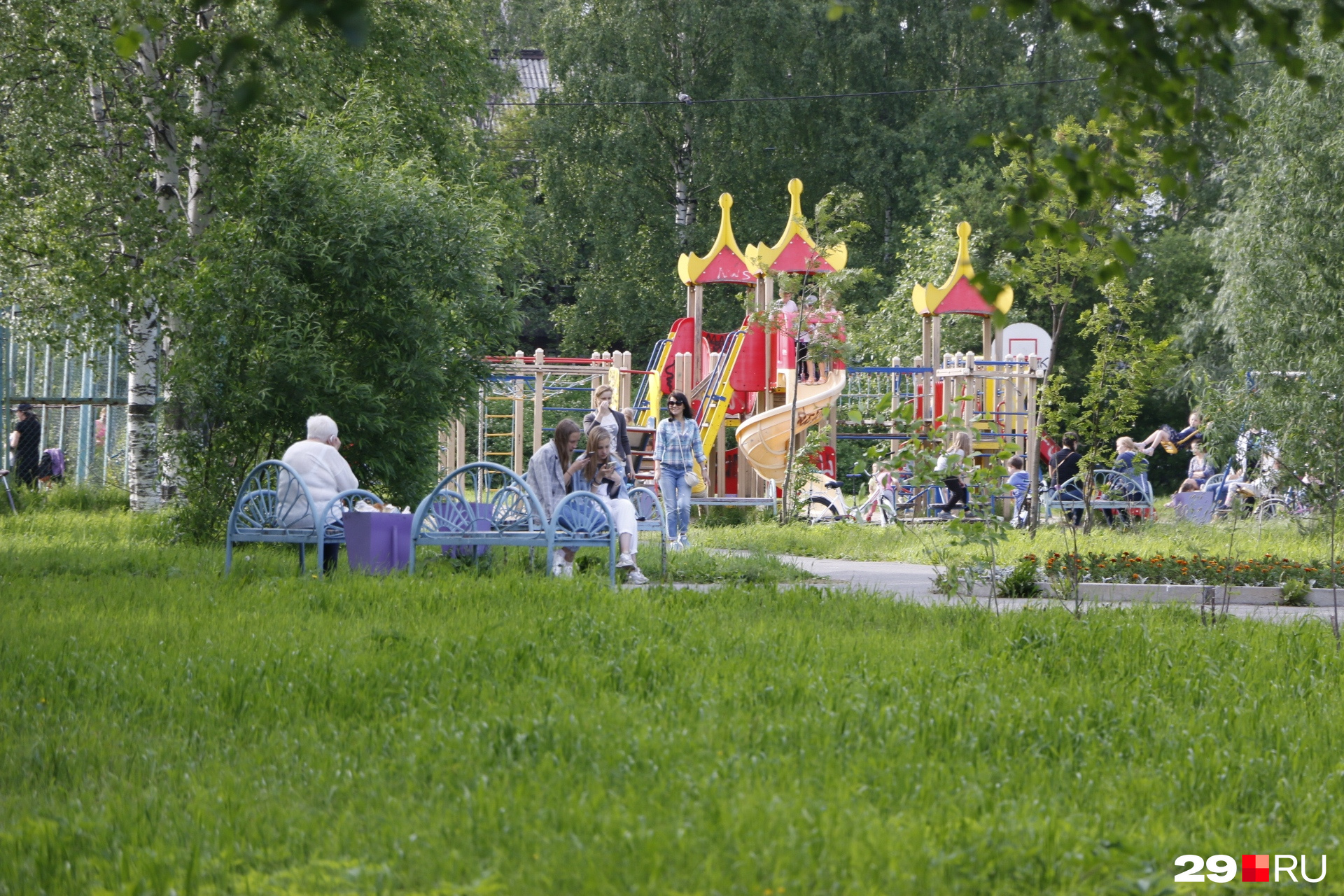 Ломоносовский парк — ещё одно излюбленное место для детей и родителей, и более спокойное
