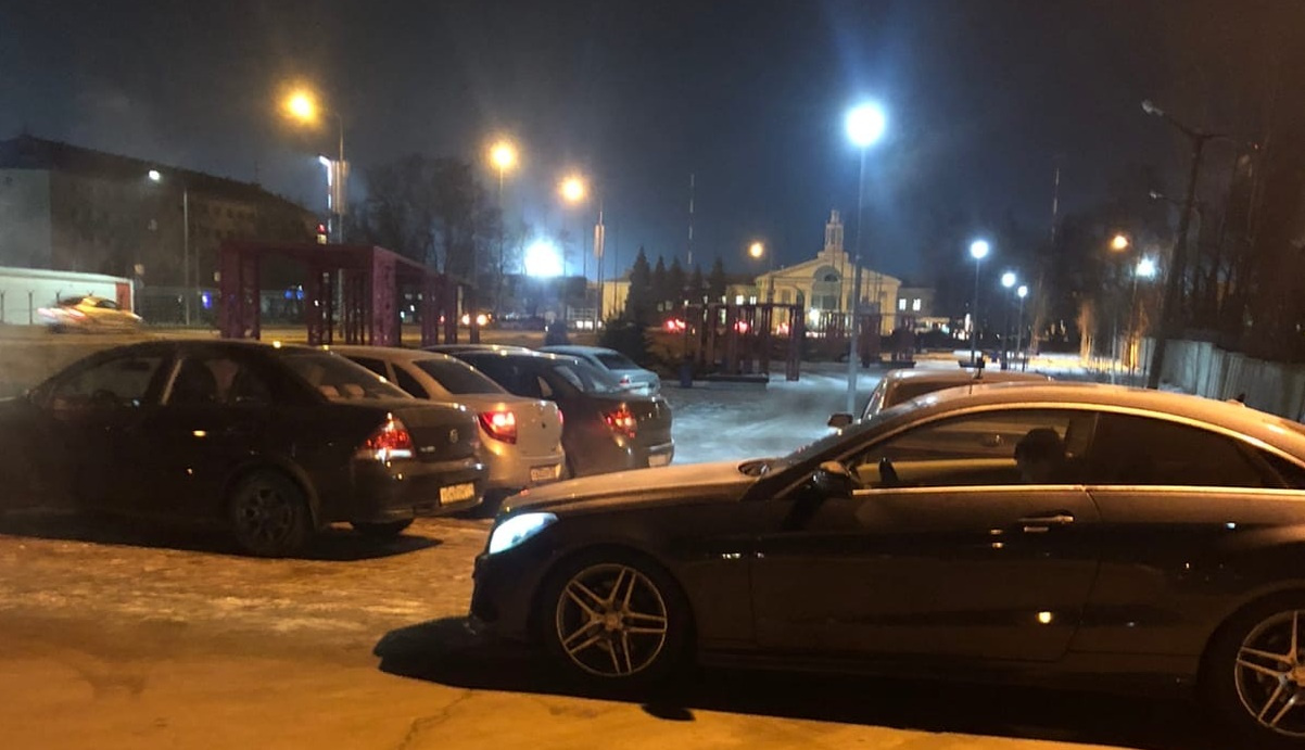 За площадкой никто не следит, и машины могут без препятствий на нее заехать За площадкой никто не следит, и машины могут без препятствий на нее заехать