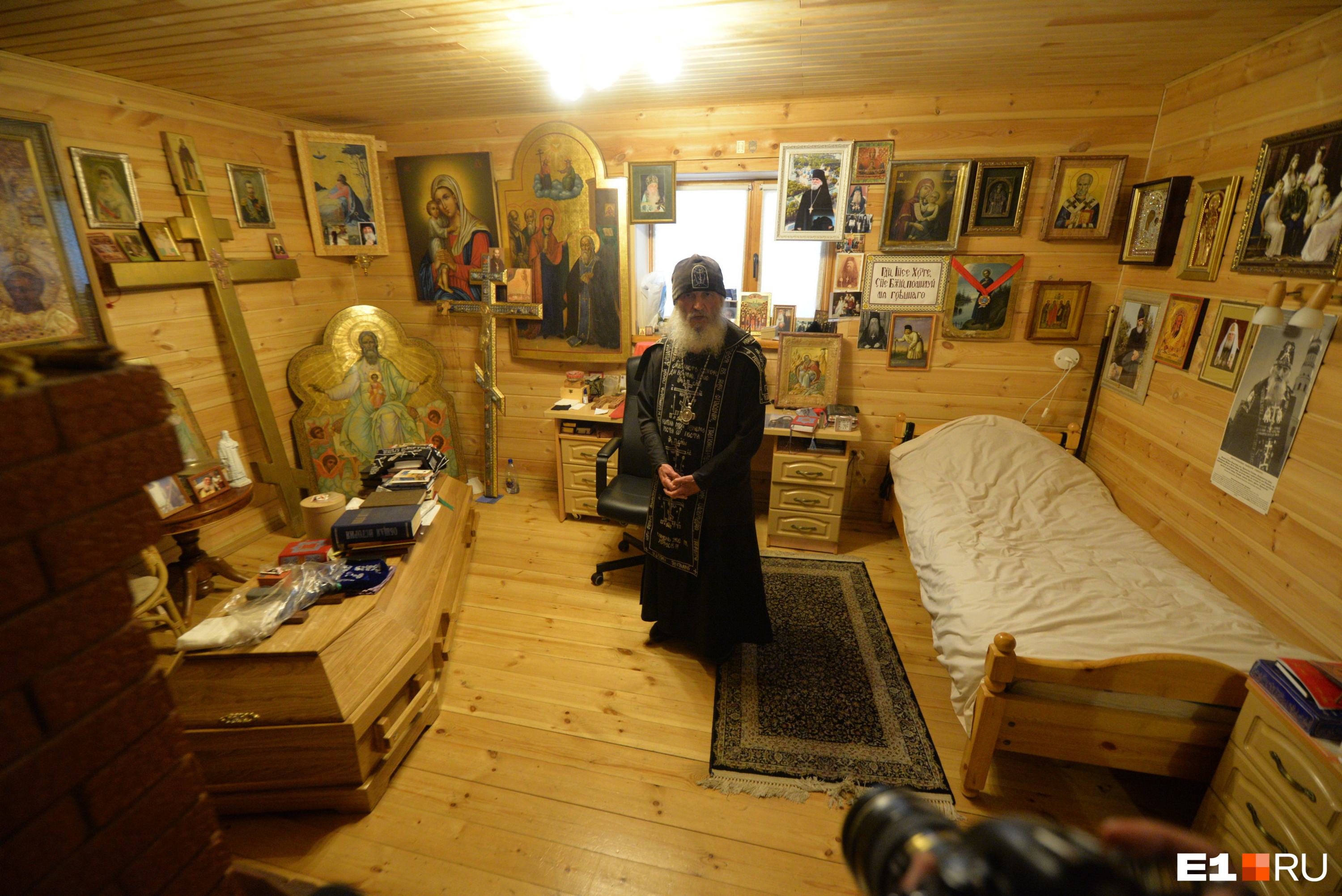 Сергий в своей келье в Среднеуральском женском монастыре