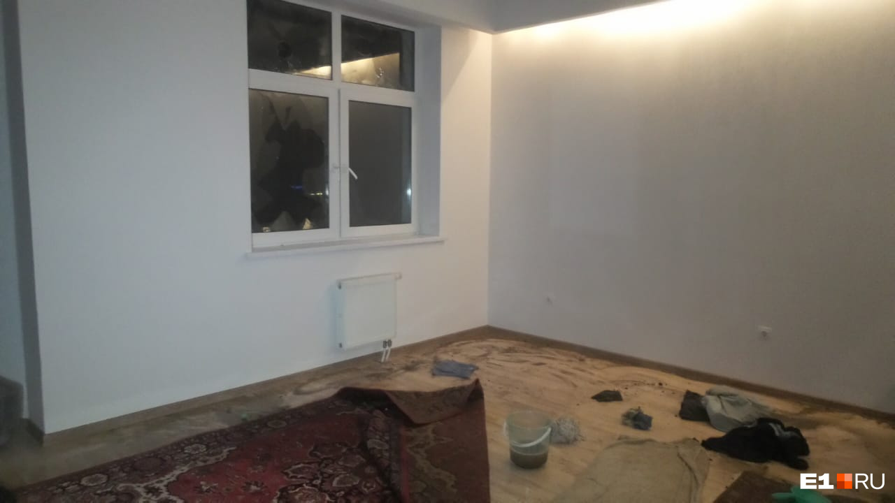Квартиры тоже залило горячей водой с грязью Квартиры тоже залило горячей водой с грязью