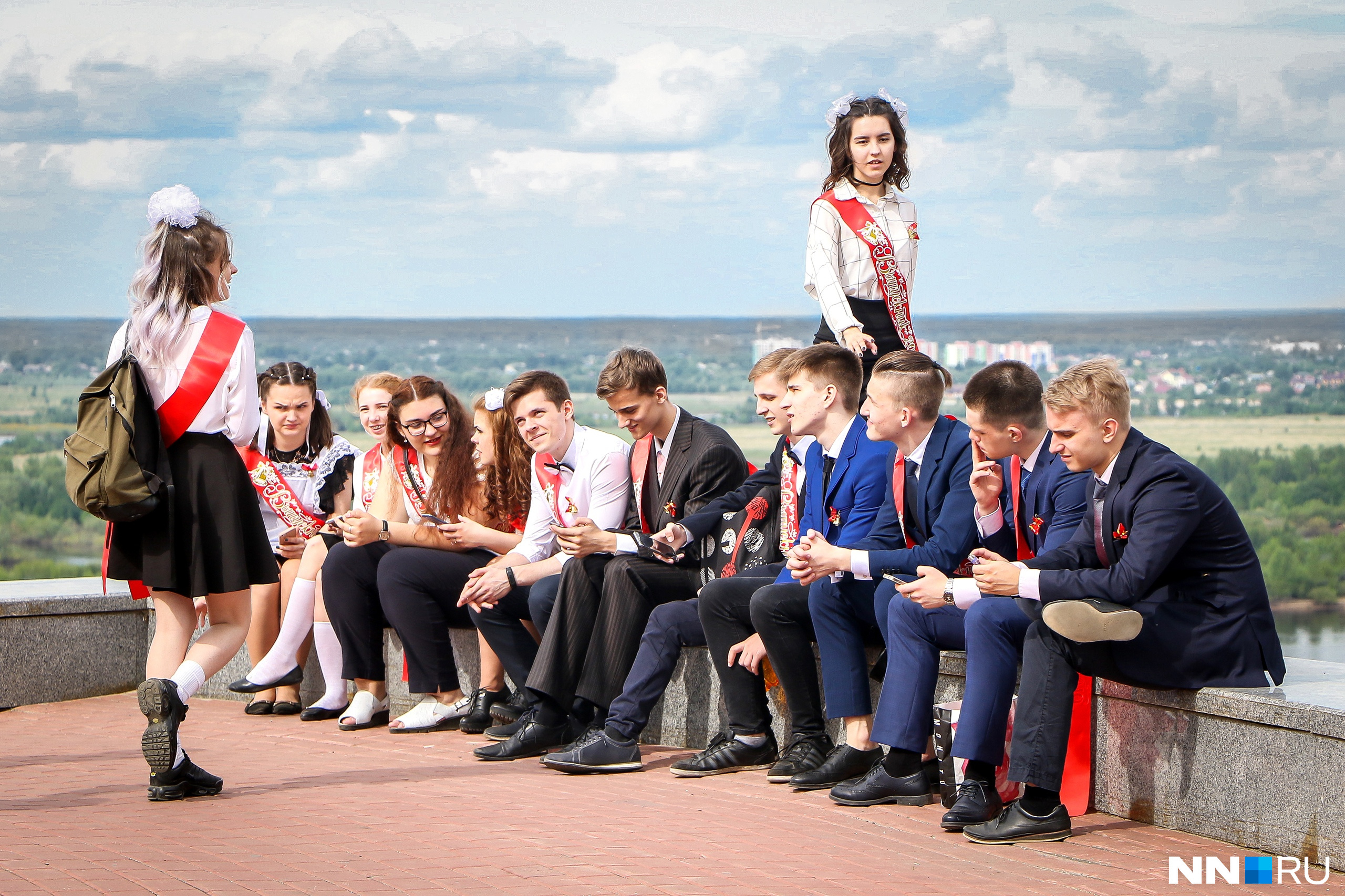 Одиннадцатиклассники всегда любили посидеть и пофотографироваться на Верхне-Волжской набережной