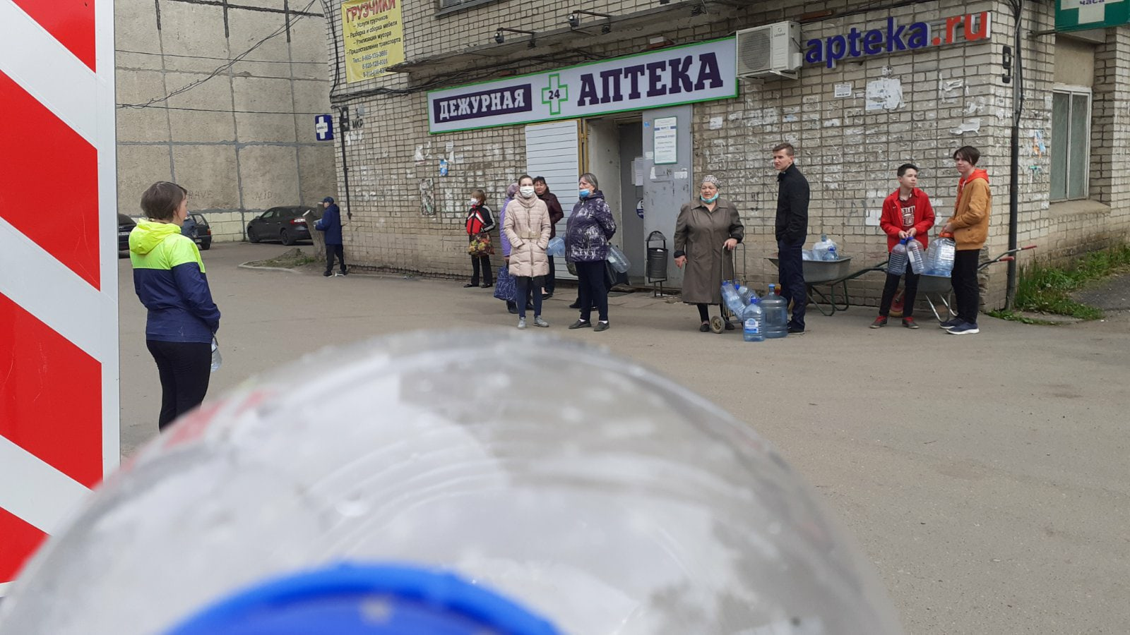 Люди ждут чистую воду Люди ждут чистую воду