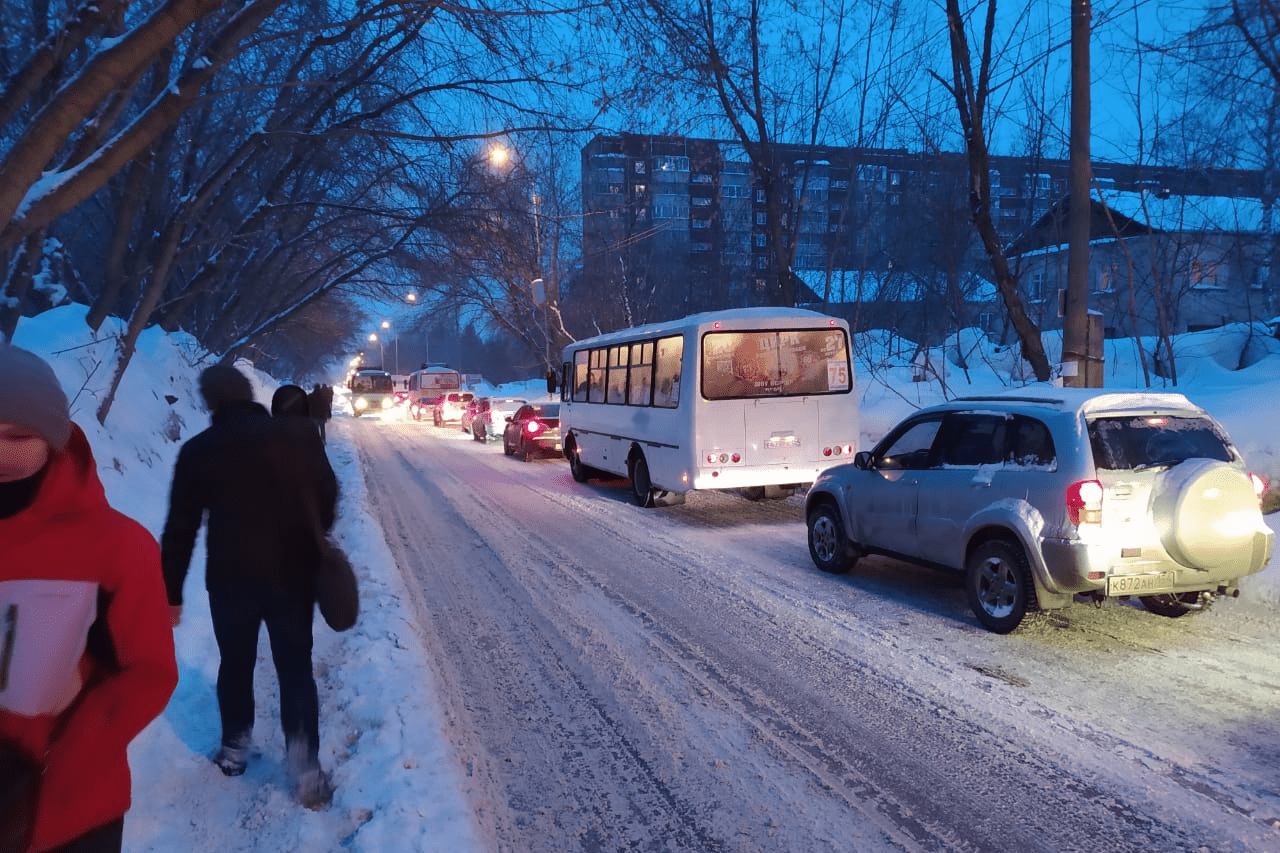 Сегодня утром непросто было и пешеходам — многие выходили из автобусов, которые стояли в пробке