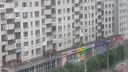 Молодой человек выпал из окна многоэтажки в Архангельске и разбился насмерть
