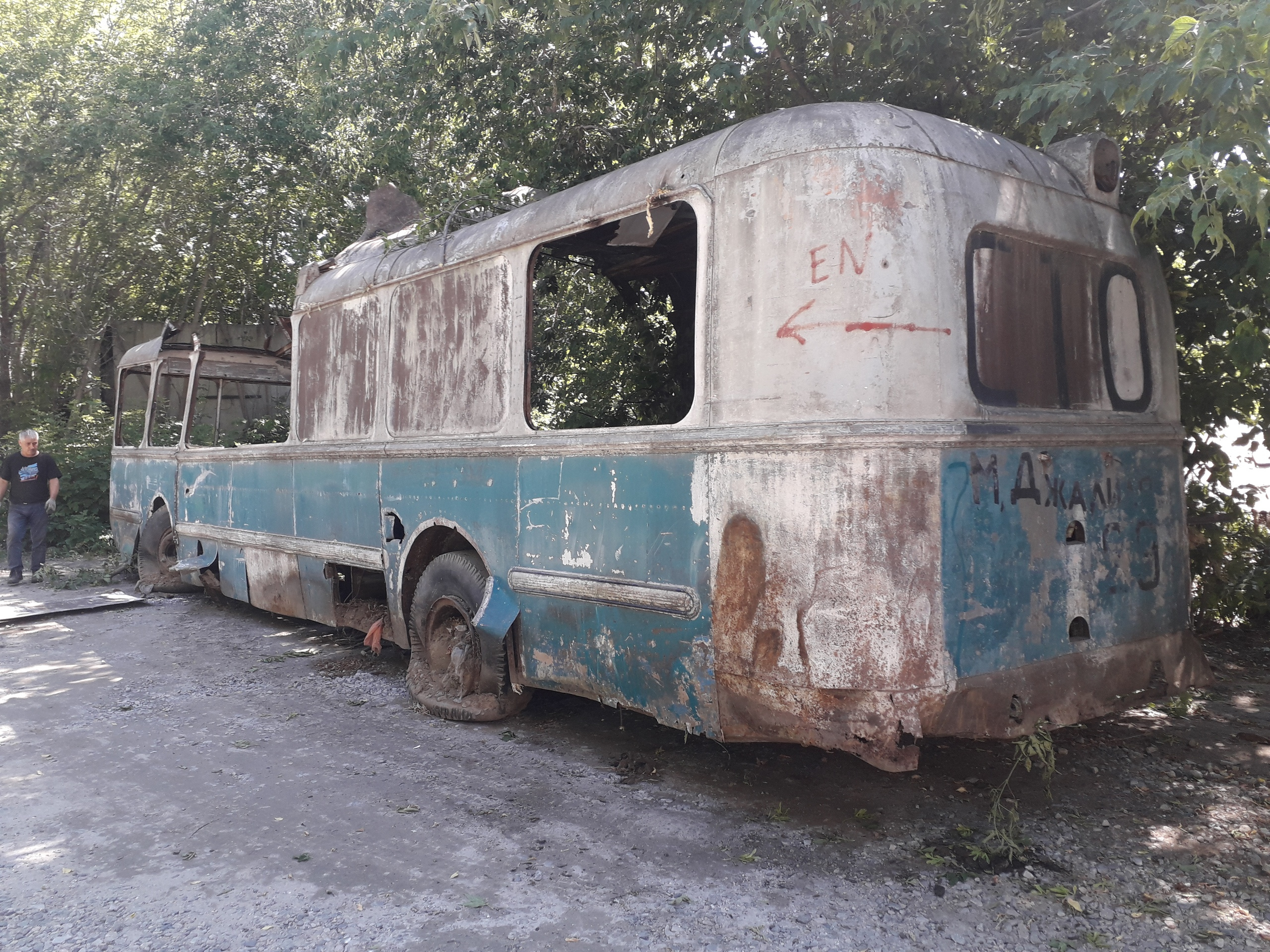 Списанный общественный троллейбус до сих пор служил складом для местного СТО и был частью забора