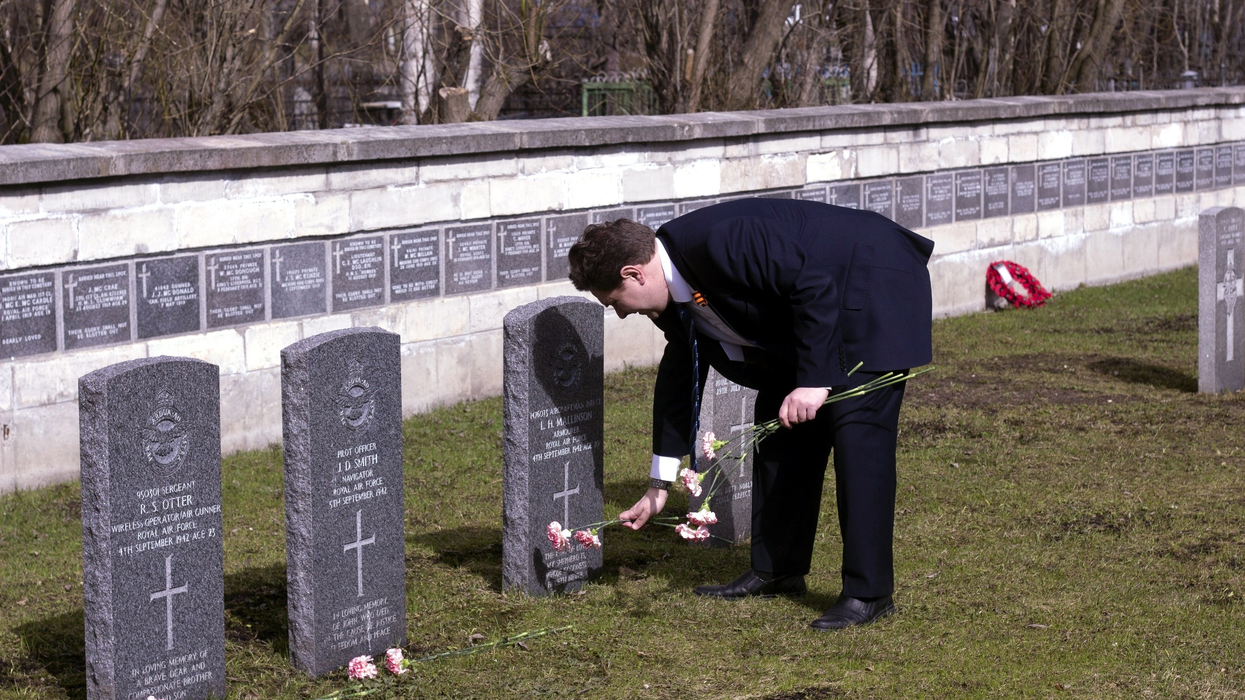 Похоронены, где погибли: в Архангельске «Братство Северных конвоев» почтило память английских лётчиков