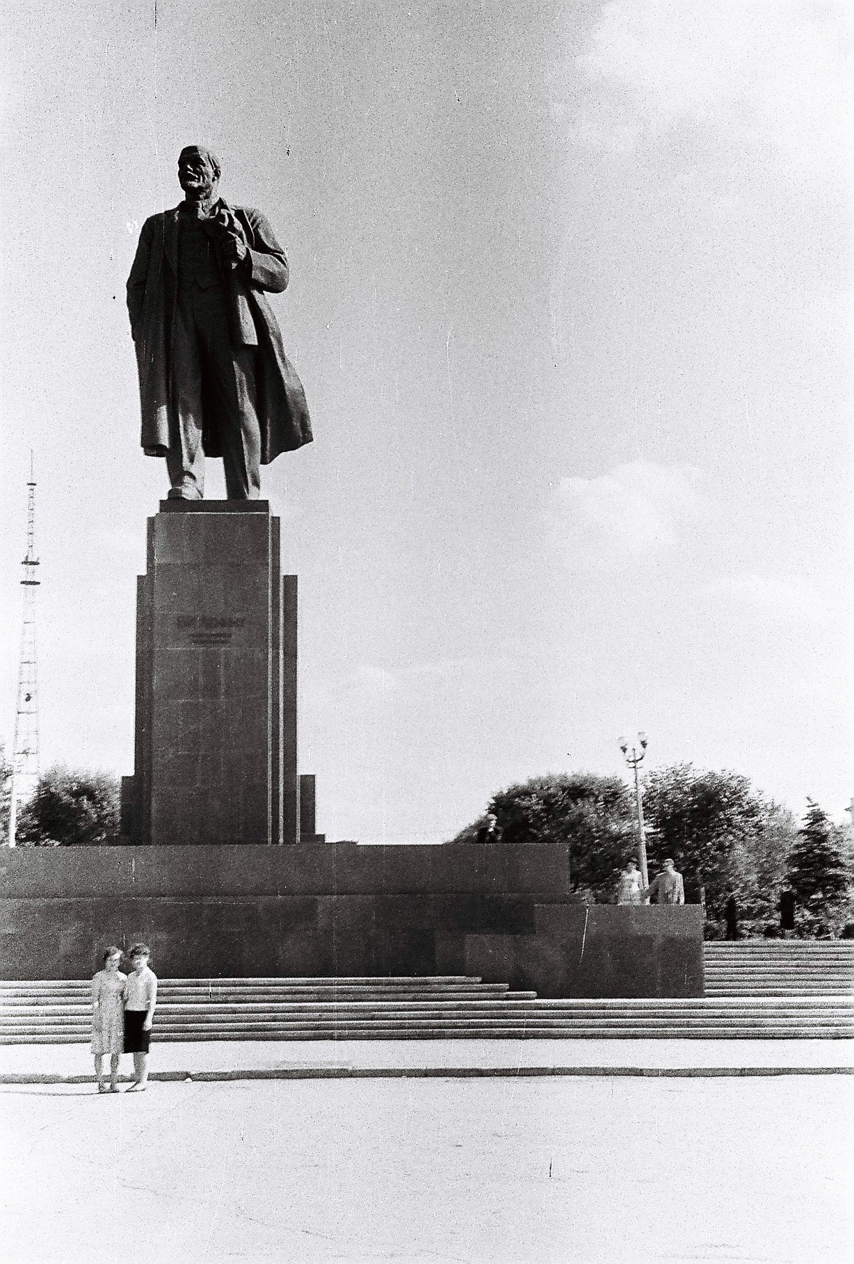 А на этом снимке начала 1970-х за Лениным еще не видно драмтеатра. В специально построенное здание труппа переехала только в 1982 году 