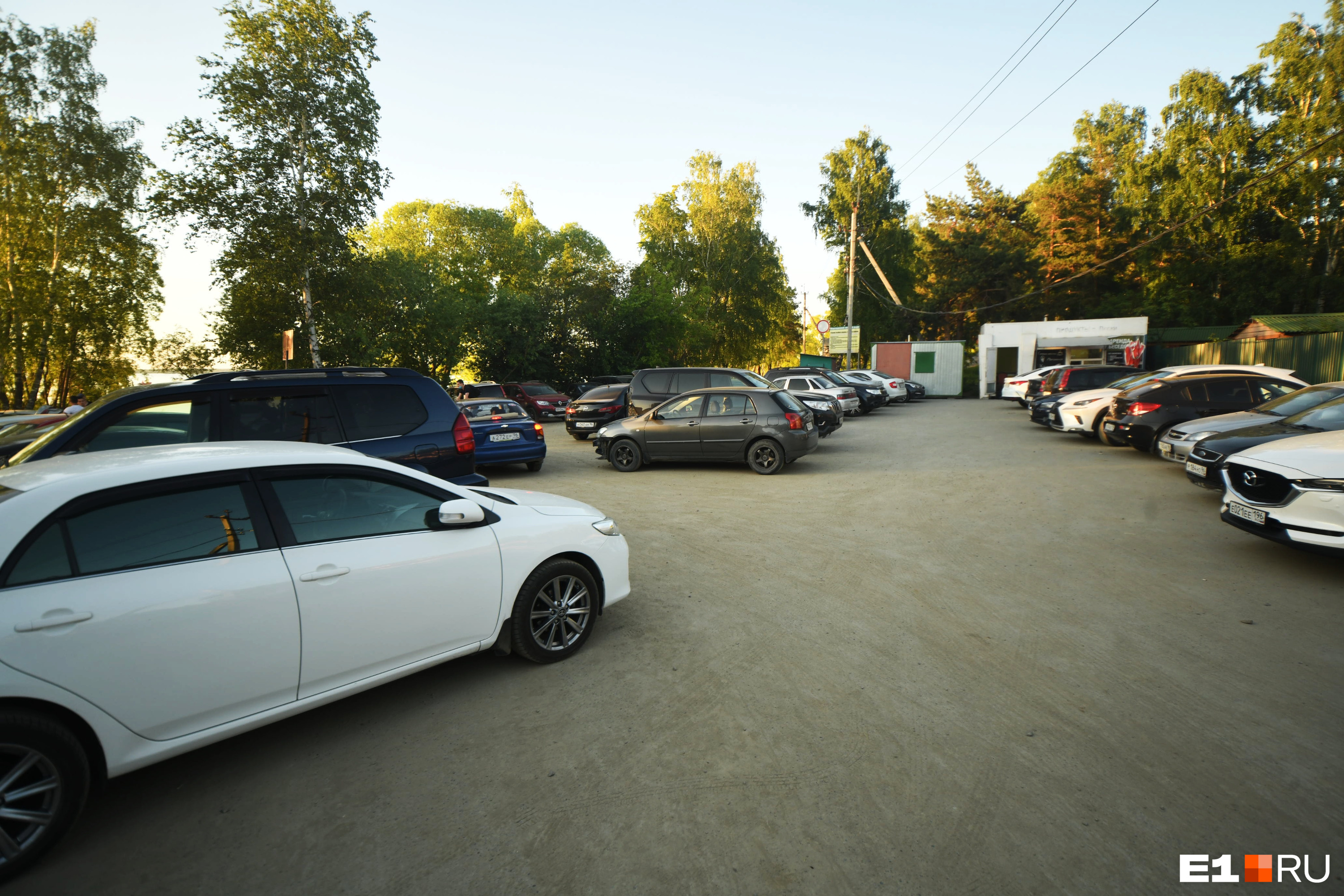 У входа в лесопарк было припарковано много машин
