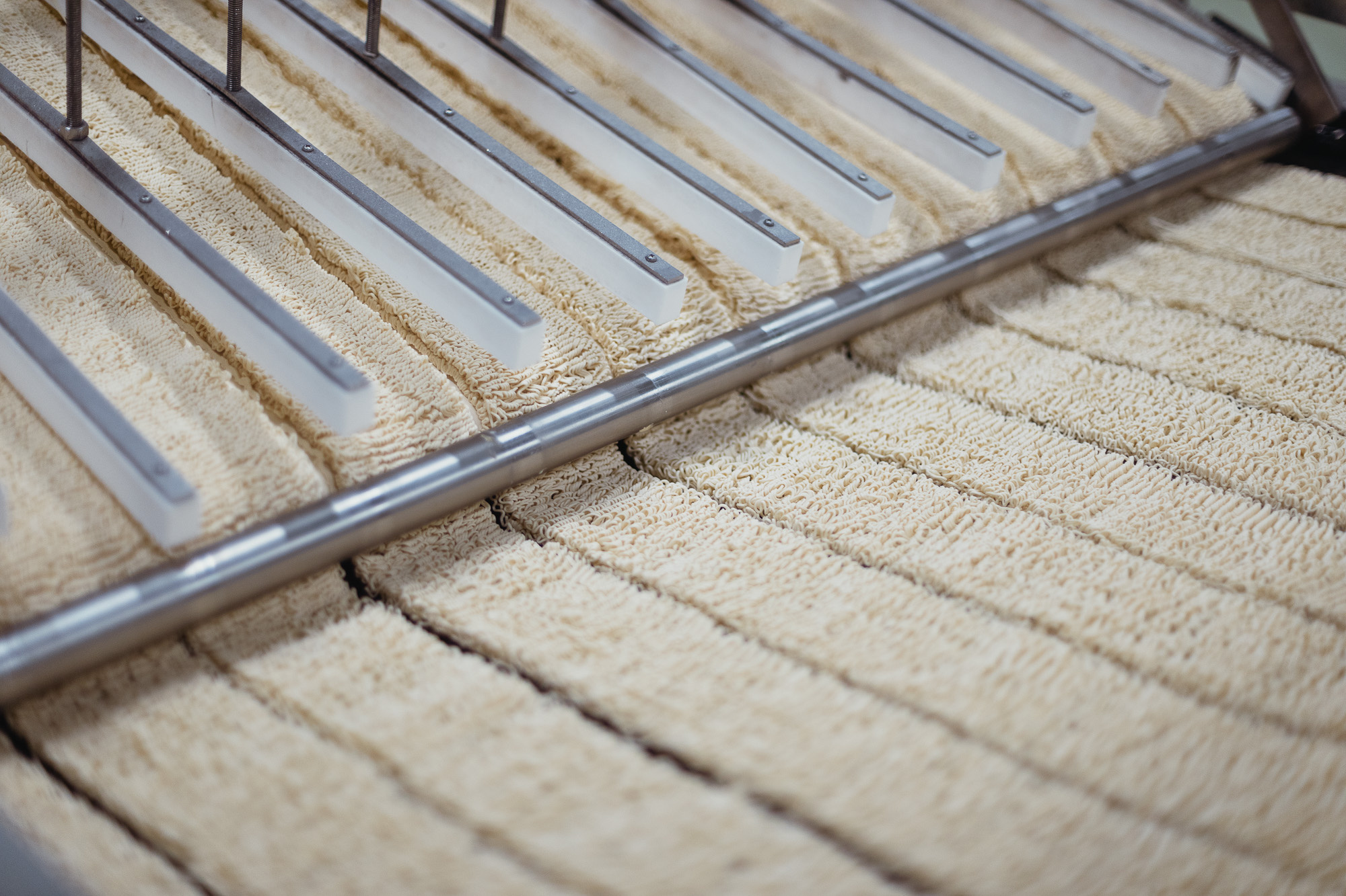 Знаменитая волнообразная форма лапши быстрого приготовления Знаменитая волнообразная форма лапши быстрого приготовления