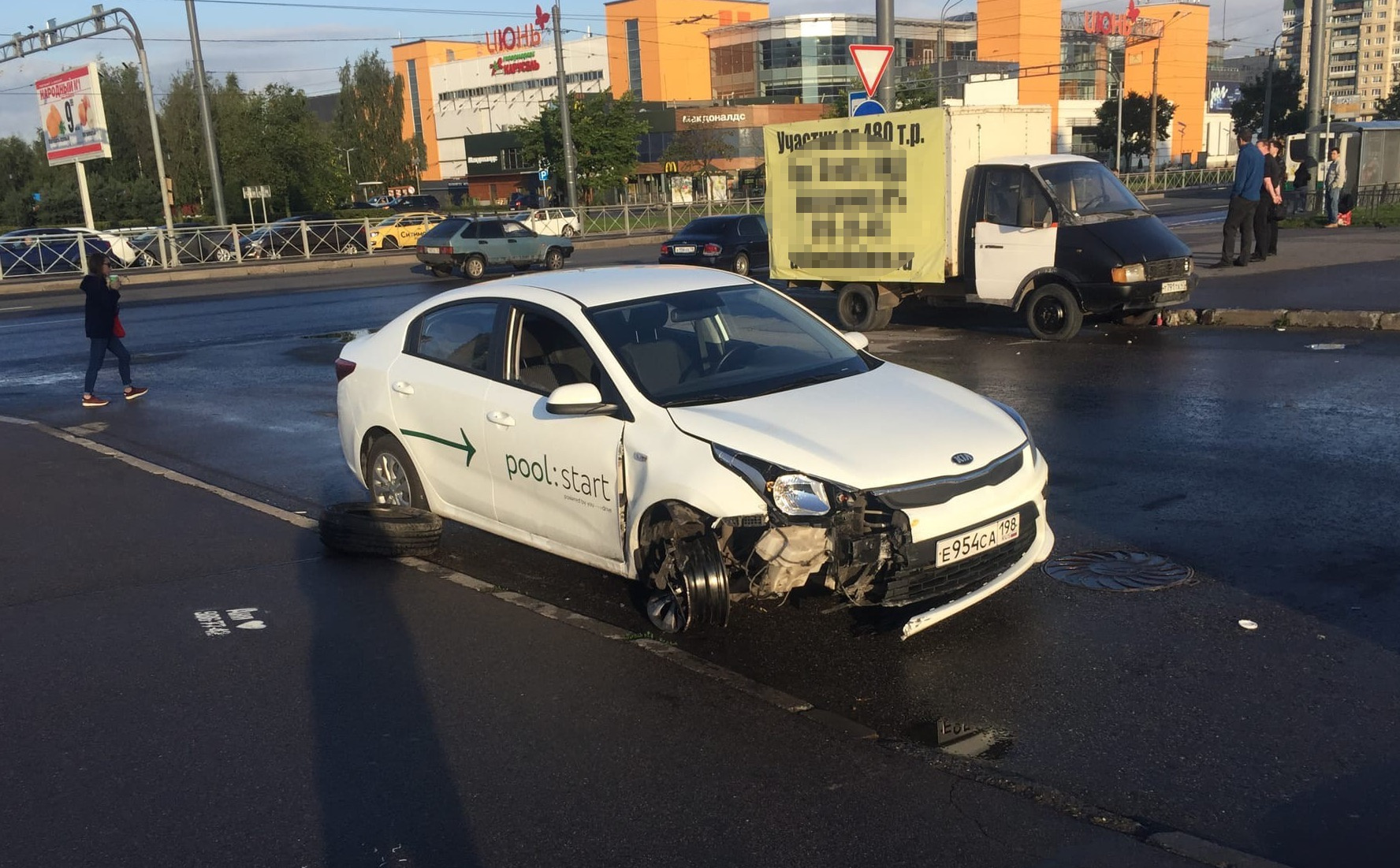 Пользователь каршеринга устроил ДТП на Косыгина в Петербурге 24 августа  2020 г. - 24 августа 2020 - ФОНТАНКА.ру