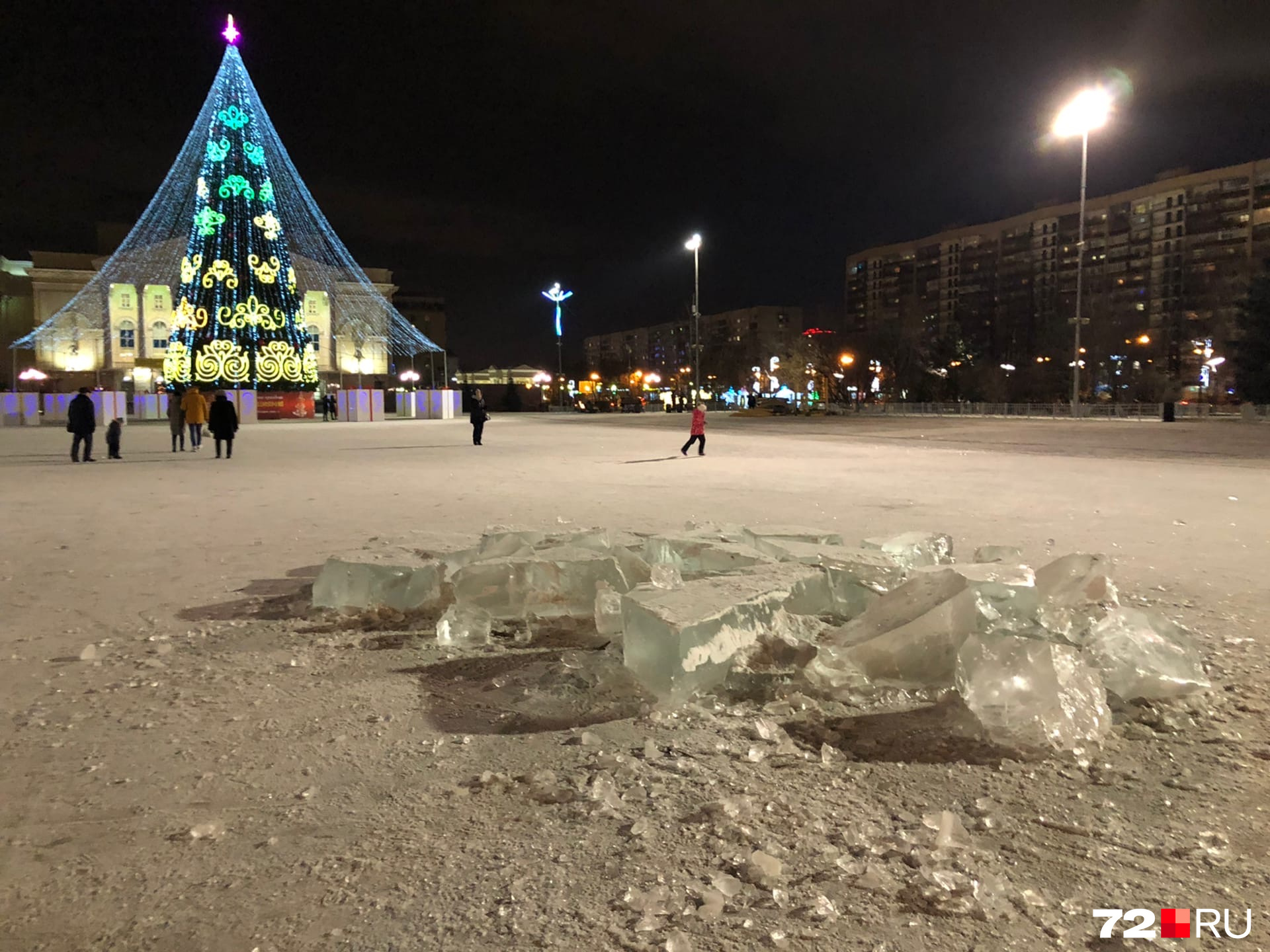 Лёд лежит на площади
