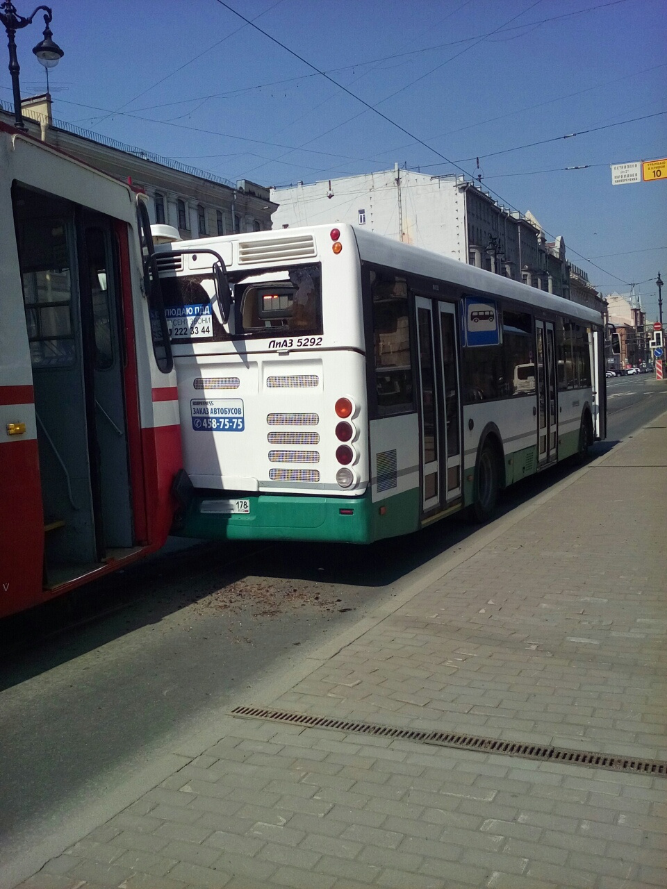 На Лиговском проспекте сошлись тяжеловесы: трамвай затормозил об автобус
