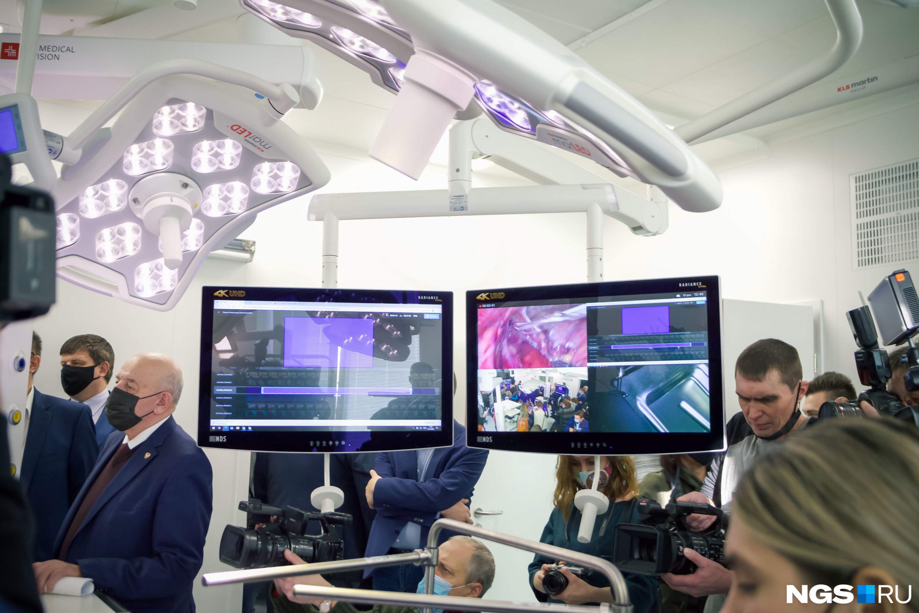 Также в операционной установлены видеосистемы, которые дают доступ врачам наблюдать за ходом операции удаленно