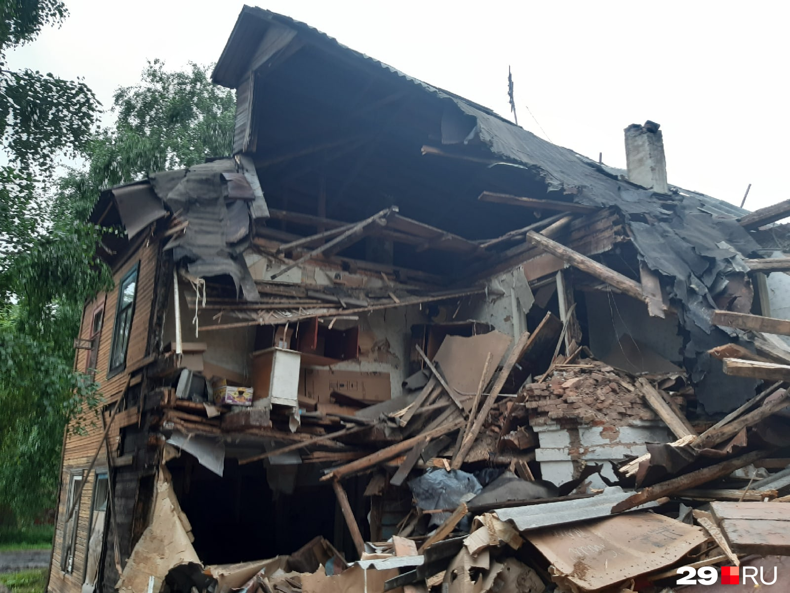 В субботу, 11 июля, дом был разрушен примерно наполовину