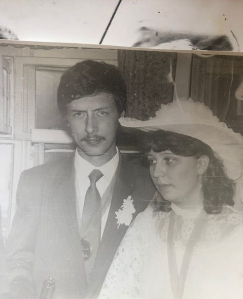 Это Юрий и Елена, родители нашей читательницы. Фотографию сделали в 1986-м году на свадьбе — обратите внимание на элегантную шляпку Это Юрий и Елена, родители нашей читательницы. Фотографию сделали в 1986-м году на свадьбе — обратите внимание на элегантную шляпку