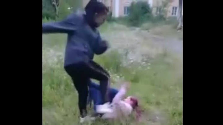В Красноуральске сняли на видео, как 15-летняя девочка забивает другую ногами