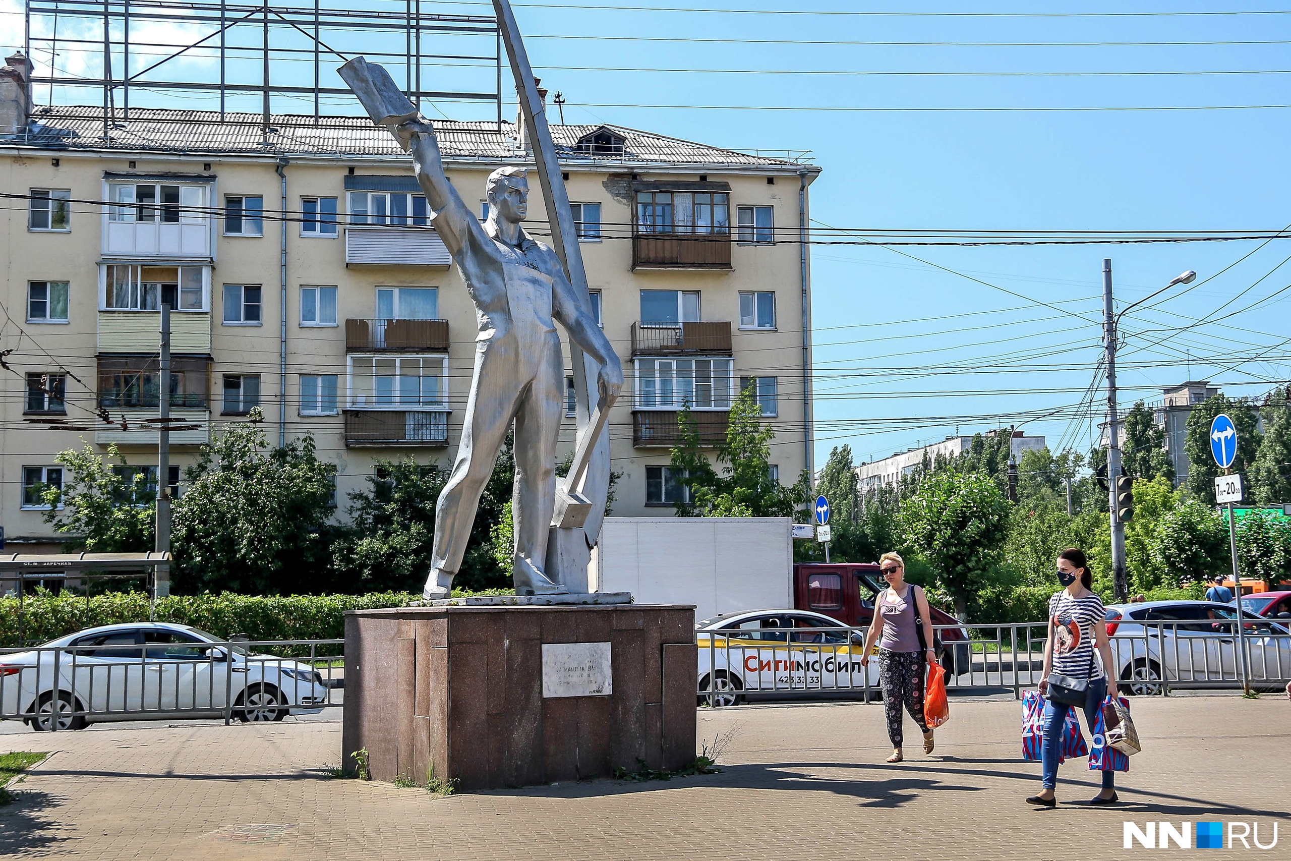 Памятник космонавту Владимиру Комарову