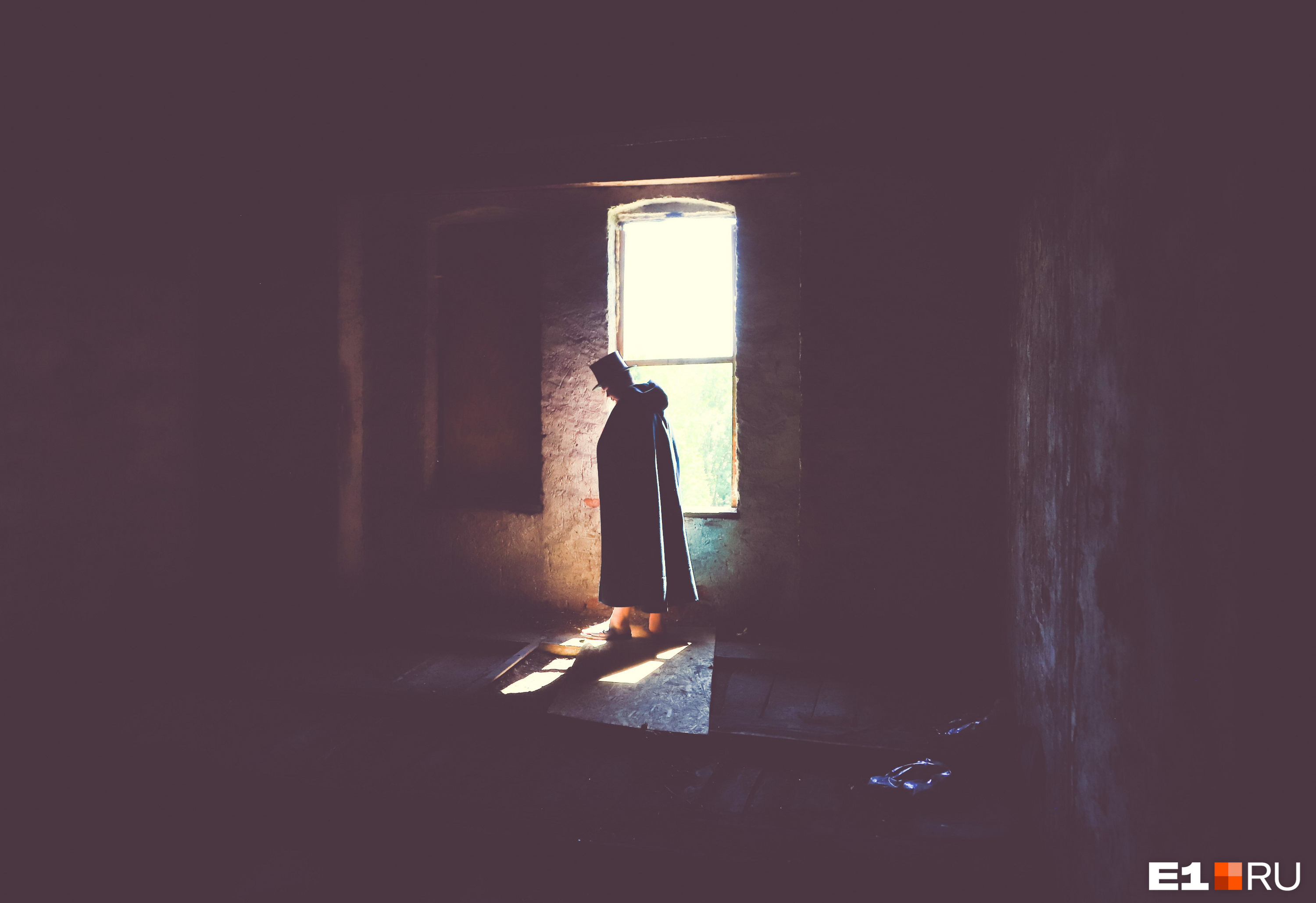 Прогулка по коридорам замка Вальдау. Экскурсовод — старший сын Савелий — появляется из темноты словно восставший граф Дракула