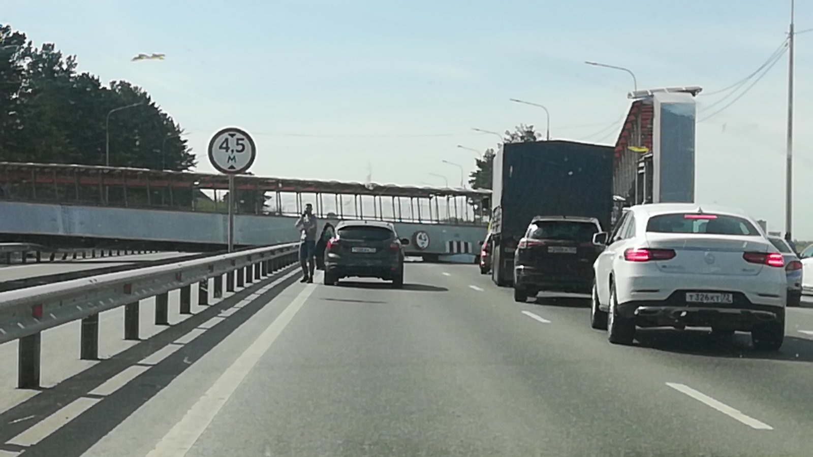Под завалами видно машину Под завалами видно машину