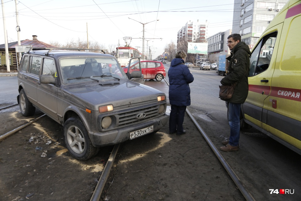 Водитель нива. Нива сложилась от удара. Нива ушла в текстуры с эвакуатором.