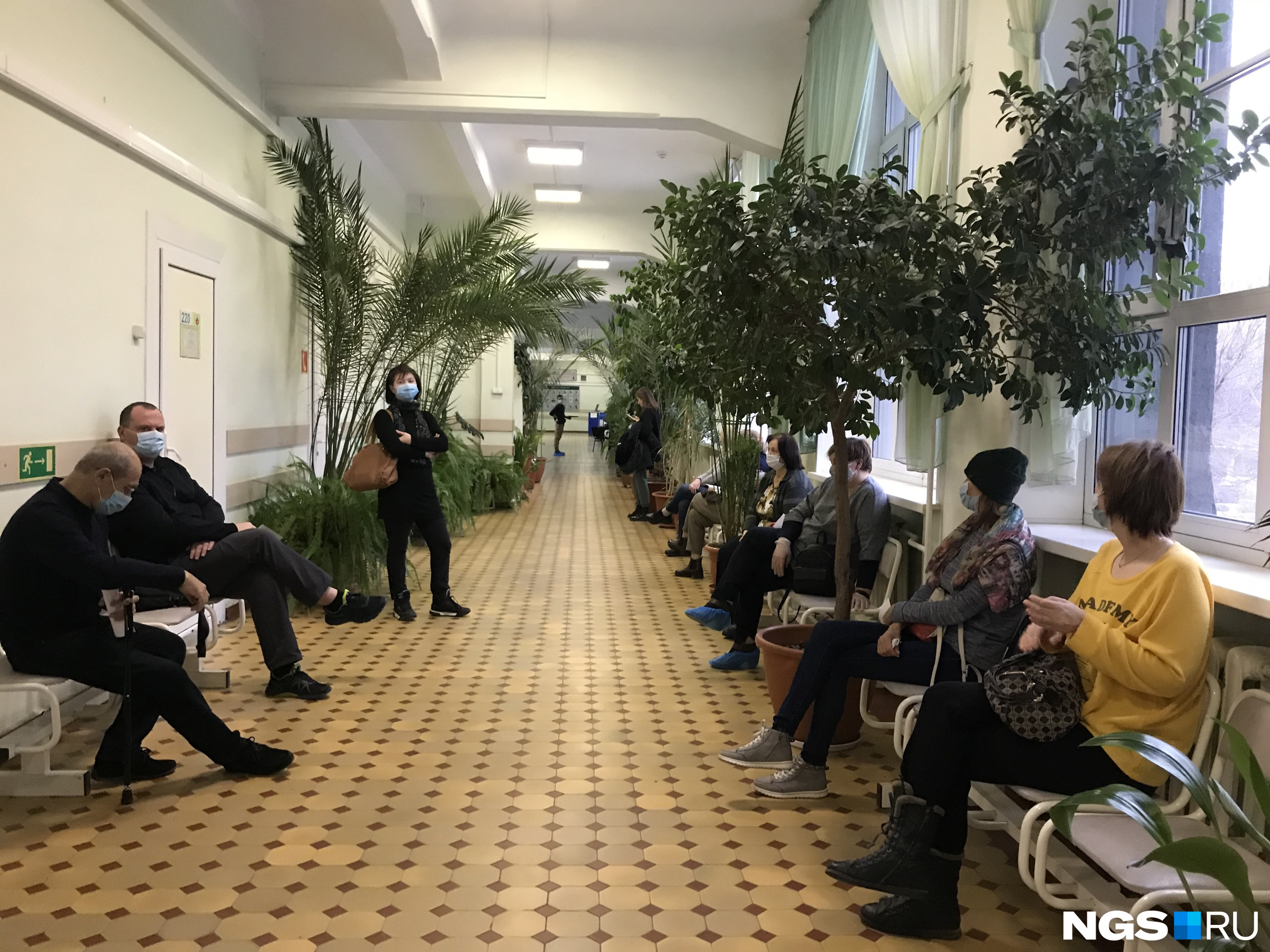 5 ноября в первой поликлинике не было большой толпы. У людей получалось соблюдать дистанцию и находить места на скамейках 5 ноября в первой поликлинике не было большой толпы. У людей получалось соблюдать дистанцию и находить места на скамейках